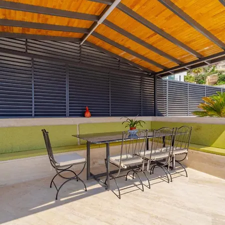Villa Seafront 8070